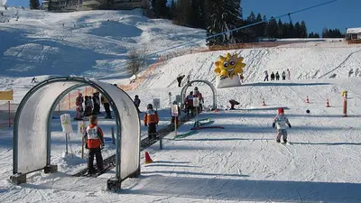 Kinder auf dem Zauberteppich im Kinderland