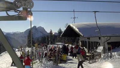Skifahrer vor der Hütte