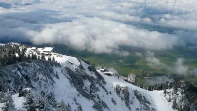 Panoramablick auf die Bergstation mit Piste