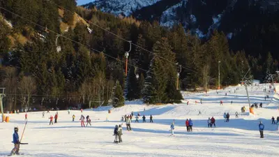 Skifahrer auf der Piste mit Schlepplift
