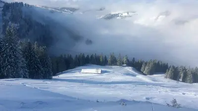 Winterlandschaft mit Hütte