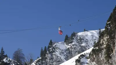 Gondel vor den Bergen in Hochfelln