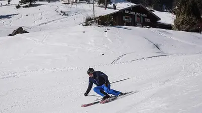 Skifahrer auf der Piste vor der Bründling Alm