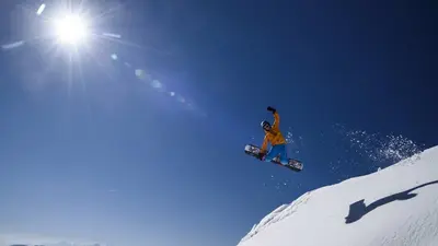 Snowboarder beim Sprung am Hochfelln