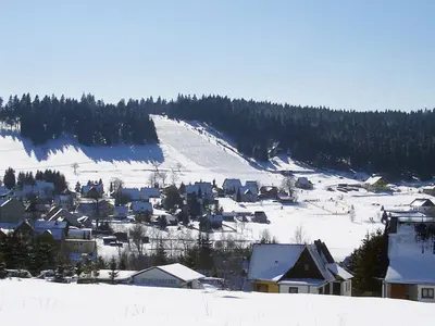Blick auf den Ort und das Skigebiet Carlsfeld © Fremdenverkehrsverein Carlsfeld