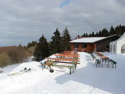 Hütte mit Sonnenterrasse im Skigebiet Kreuzberg © Wintersportzentrum Skilift Kreuzberg