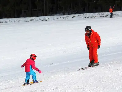 Vater mit Kind auf der Piste im Skigebiet Kreuzberg © Wintersportzentrum Skilift Kreuzberg