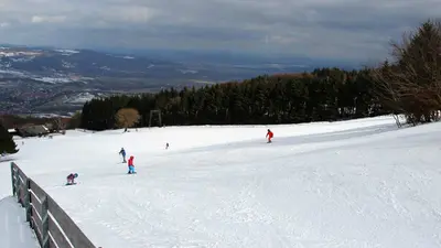 Skifahrer auf der Piste im Skigebiet Kreuzberg
