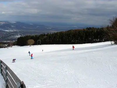 Skifahrer auf der Piste im Skigebiet Kreuzberg © Wintersportzentrum Skilift Kreuzberg