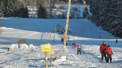 Skifahrer am Schlepplift