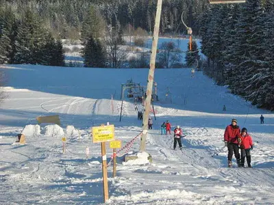Skifahrer am Schlepplift © Tourist-Info Haidmühle