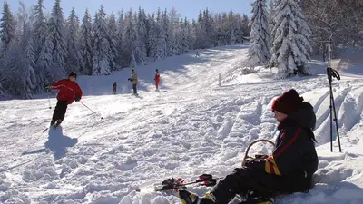 Sitzendes Kind auf der Piste