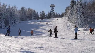 Skifahrer auf der Piste in Waldkirchen