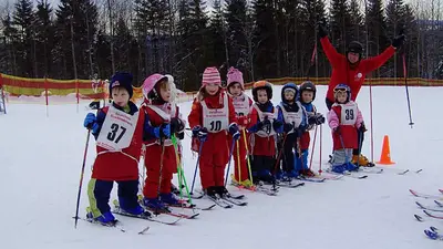 Kinder in der Skischule am Skilift Waldhäuser