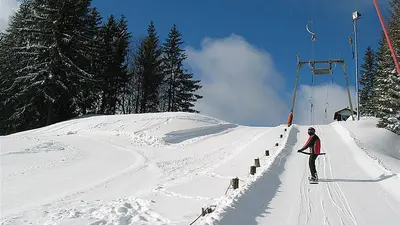 Snowboarder am Schlepplift im Skigebiet Bleaml Alm