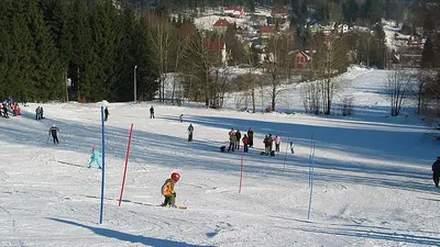 Skifahrer und Snowboarder auf der Piste des Skigebiet Bleaml Alm