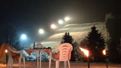 Blick auf die beleuchtete Piste