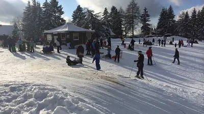 Skifahrer vor der Skihütte im Skigebiet Hohegeiß