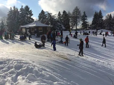Skifahrer vor der Skihütte im Skigebiet Hohegeiß © Ski & Rodel Centrum Hohegeiß