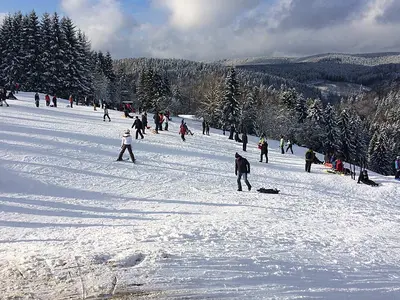 Skifahrer und Rodler auf der Piste im skigebiet Hohegeiß © Ski & Rodel Centrum Hohegeiß
