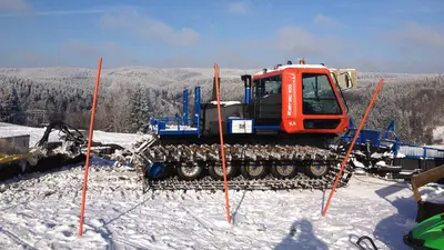 Pistenraupe auf der Piste im Skigebiet Hohegeiß