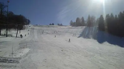 Blick auf die Piste und den LIft  im Skigebiet Hohegeiß