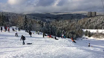 Blick von der Piste ins Tal im Skigebiet Hohegeiß