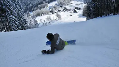 Snowboarder auf der schwarzen Piste
