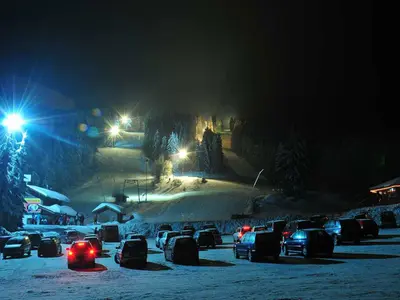 Blick vom Parkplatz auf die beleuchtete Piste © Skilift Eck - Riedelberg