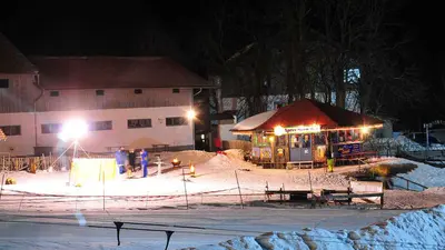 Aprés-Ski-Hütte bei Nacht