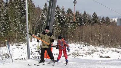Skifahrer am Schlepplift Freyung