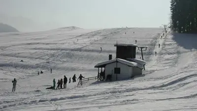 Talstation mit Lift und Piste