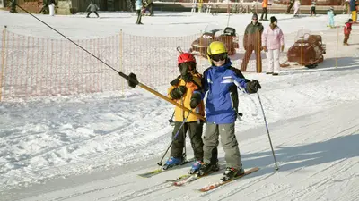 Kinder am Schlepplift