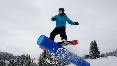 Snowboarder auf Pipe im Snowpark Steibis
