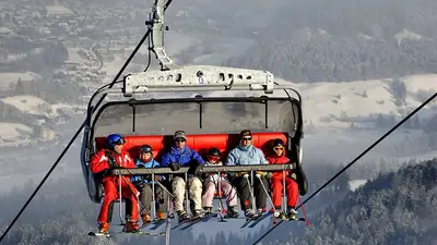 Vollbesetzte Sesselbahn in der Skiarena Steibis