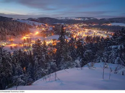 Blick auf das beleuchtete Skigebiet Hinterzarten-Breitnau © Hochschwarzwald Tourismus GmbH