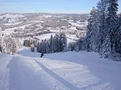 Blick über die Piste ins Tal © Skizentrum Thoma