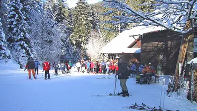 Skifahrer vor der Skihütte