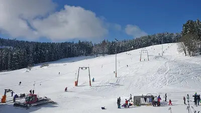 Blick auf Lift und Piste