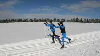Zwei Langläufer auf einer Loipe