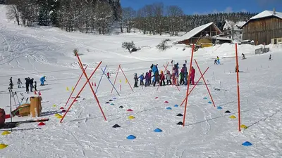 Kinder beim Skikurs