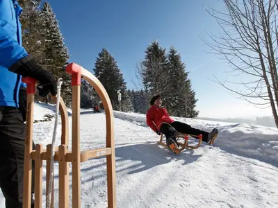 Frau auf einem Rodel © Hochschwarzwald Tourismus GmbH