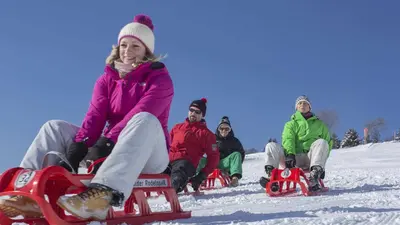 Rodler auf dem Rodelhang