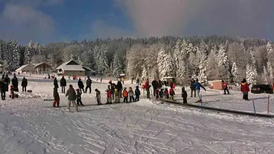 Skifahrer im Skigebiet Hauzenberg