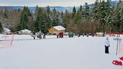Blick in das Skigebiet mit Hütte