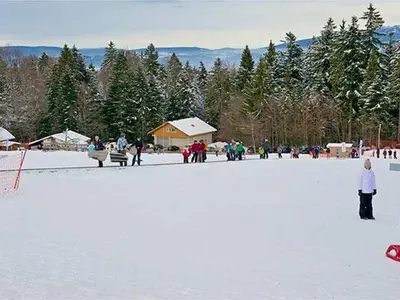 Blick in das Skigebiet mit Hütte © Stadt Hauzenberg