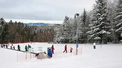 Kinder auf dem Förderband neben der Piste