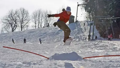 Snowboarder am Skilift Falkenstein