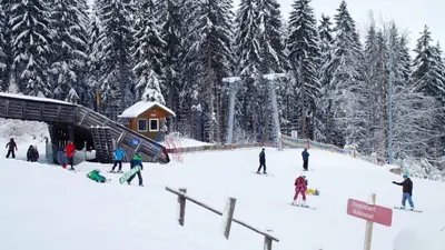 Skifahrer an der Bergstation der Klausenlifte Mehlmeisel