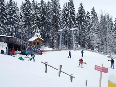 Skifahrer an der Bergstation der Klausenlifte Mehlmeisel © Klausenlifte Mehlmeisel